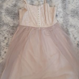 Elegant dress. Very pretty and girly. Size Large